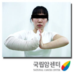 양손 마주대고 압박하기