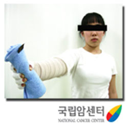 주먹 쥐어 힘주기