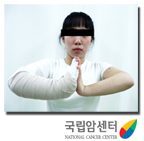 양손 마주대고 압박하기
